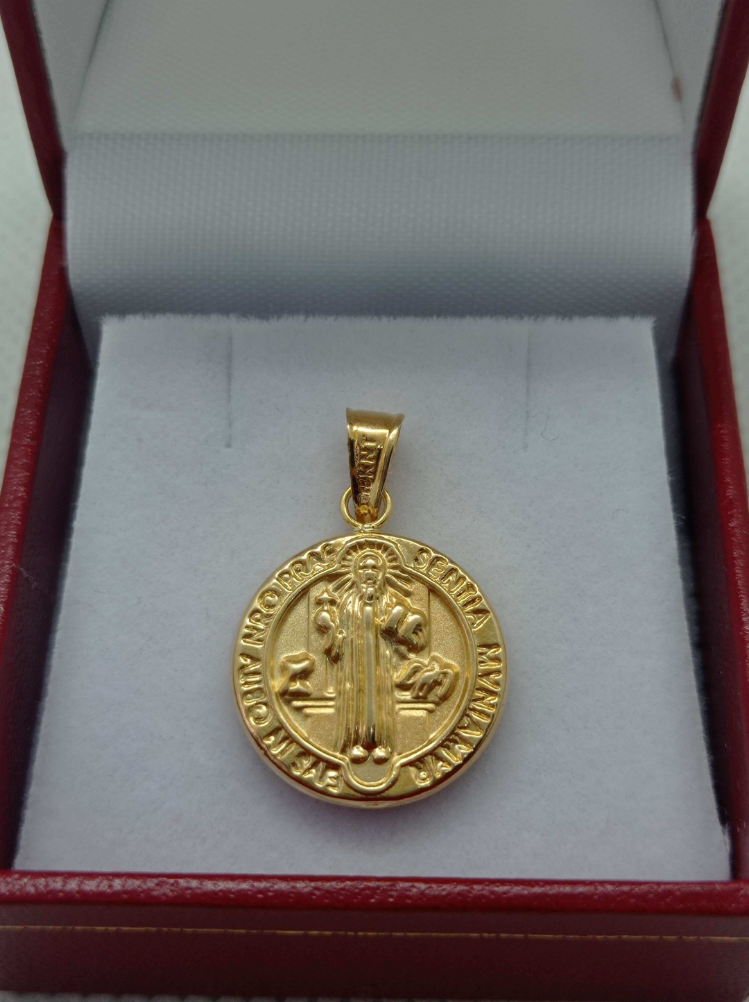 Dije San Benito en oro