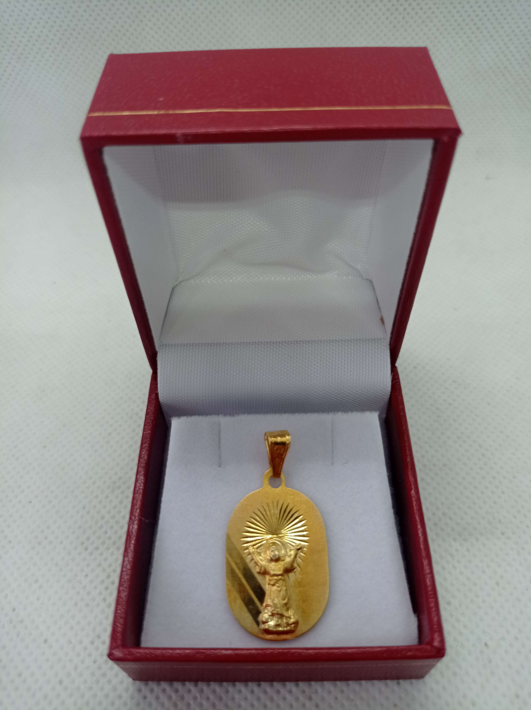 Dije en oro 18 k Divino Niño